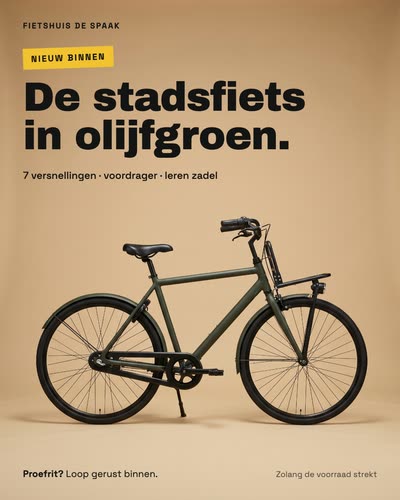 Een olijfgroene stadsfiets met voordrager voor een zandkleurige achtergrond, met de tekst: Nieuw binnen. De stadsfiets in olijfgroen. 7 versnellingen, voordrager, leren zadel. Proefrit? Loop gerust binnen. Fietshuis De Spaak.