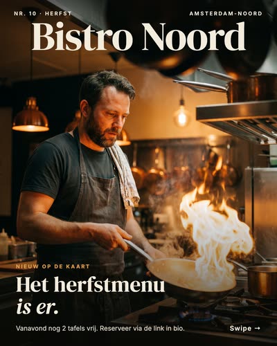 Een kok bij een vlammende pan in een warme keuken, als tijdschriftcover, met de tekst: Bistro Noord. Nieuw op de kaart: het herfstmenu is er. Vanavond nog 2 tafels vrij. Reserveer via de link in bio.