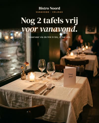 Een gedekte tafel voor twee bij kaarslicht naast een raam met regendruppels, met een kaartje Voor jou? en de tekst: Bistro Noord. Nog 2 tafels vrij voor vanavond. Reserveer via de link in bio, of bel ons.