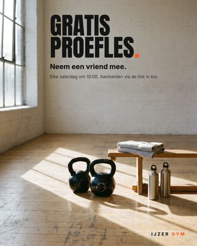 Twee kettlebells, een bankje met handdoeken en twee drinkflessen in een lichte zaal, met de tekst: Gratis proefles. Neem een vriend mee. Elke zaterdag om 10:00. Aanmelden via de link in bio. IJzer Gym.